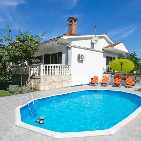 3 Bedroom Beautiful In Nedescina Holiday home *
