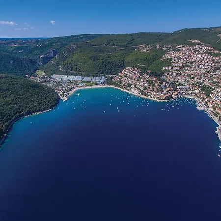 3 Bedroom Beautiful In Nedescina