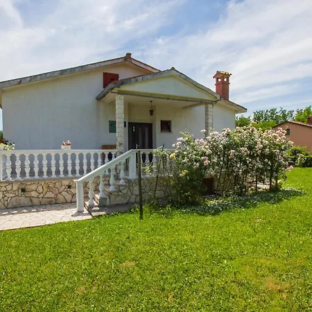 3 Bedroom Beautiful In Nedescina Holiday home *