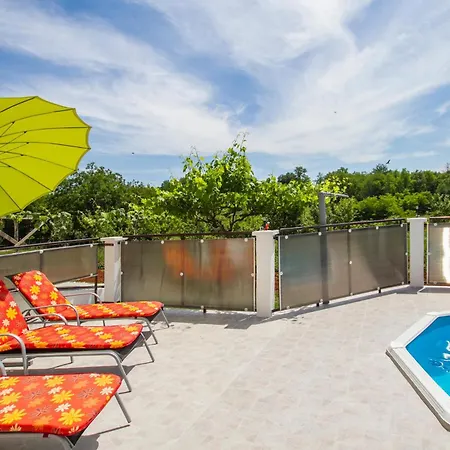 3 Bedroom Beautiful In Nedescina
