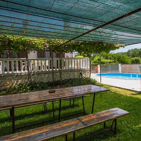 3 Bedroom Beautiful In Nedescina Holiday home *